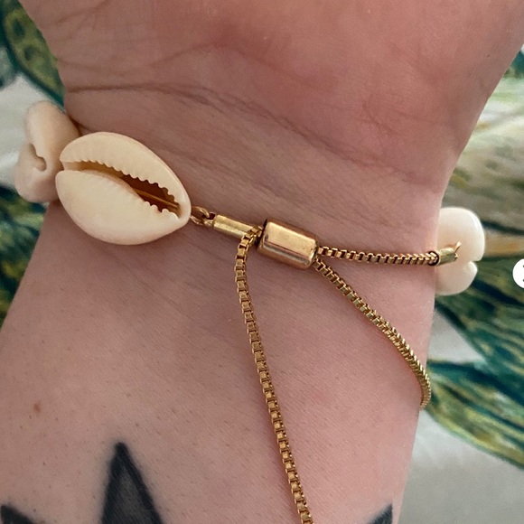 Logan Tay Shell Yeah Bracelet - Picture 6 of 6